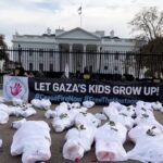 Para Aktivis Menempatkan Ratusan Kantong Jenazah Di Depan Gedung Putih