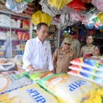 Presiden Jokowi Memantau Stabilitas Harga di Pasar Sungai Ringin Sekadau Saat Ramadan